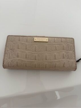 kate spade taupe croc-embossed continental wallet with gold plaque